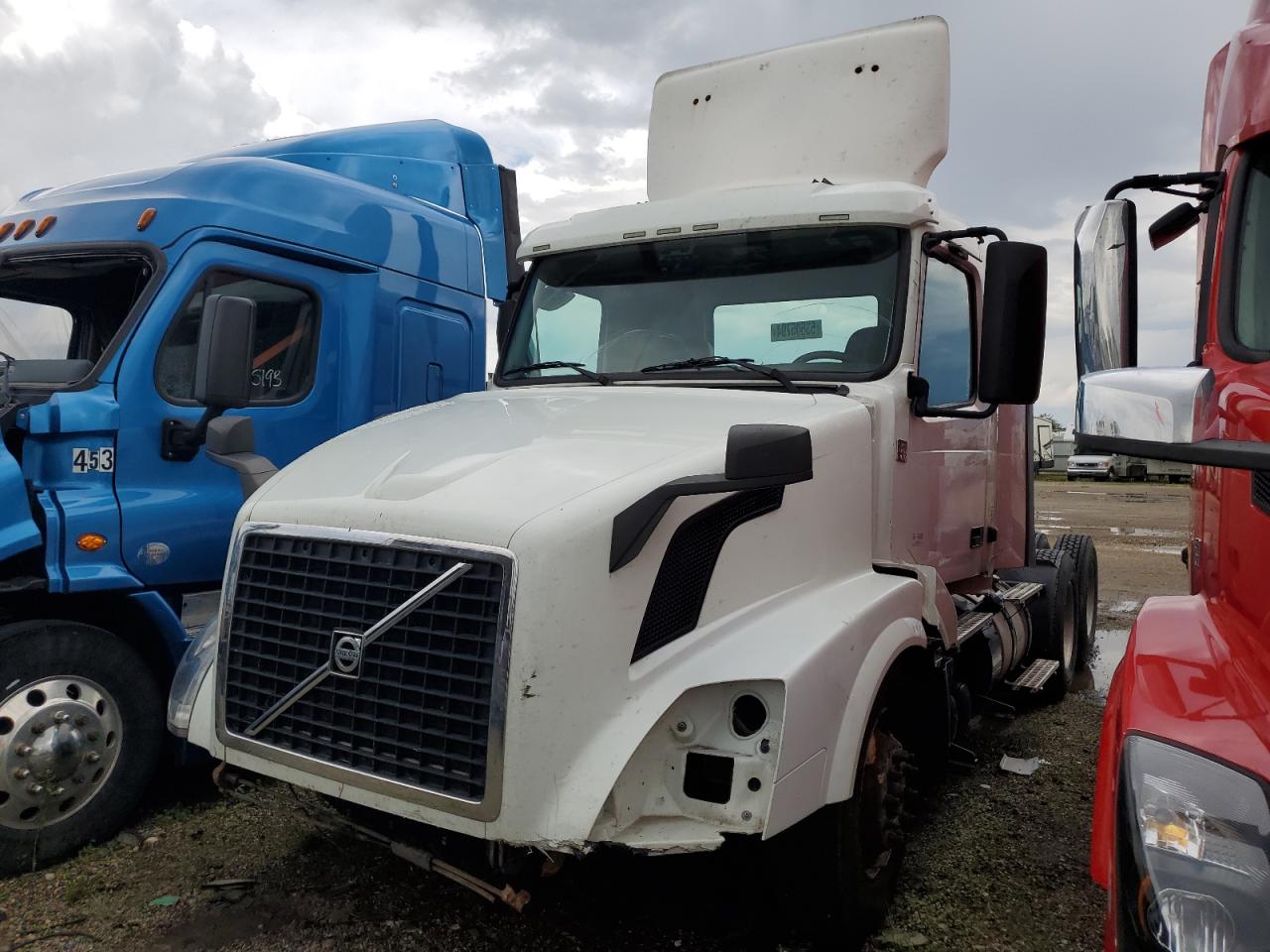 Lot #2940696486 2014 VOLVO VN VNL