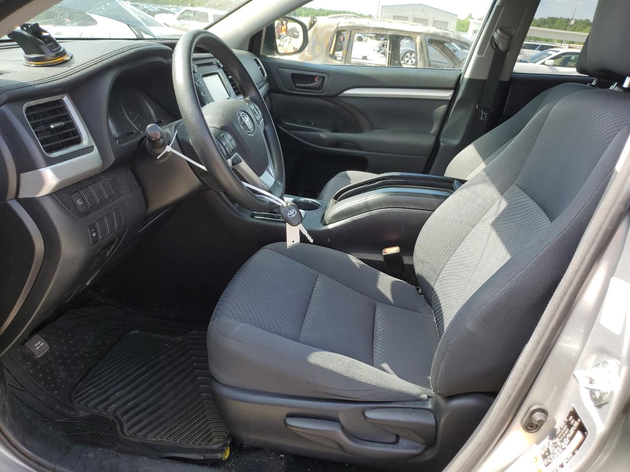 5TDZZRFH1JS267113 2018 Toyota Highlander Le