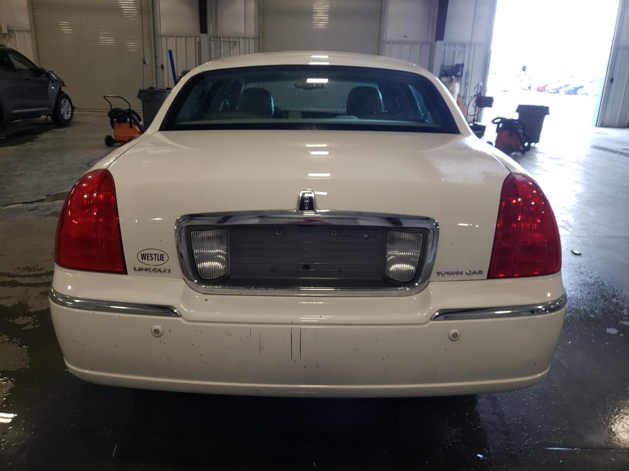 1LNHM81W04Y670885 2004 Lincoln Town Car Executive