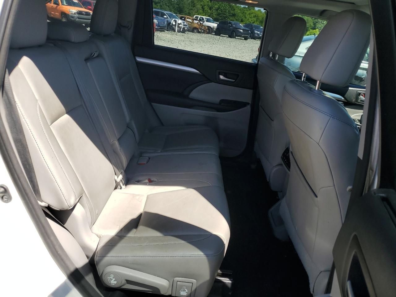 5TDKKRFH2FS074031 2015 Toyota Highlander Xle