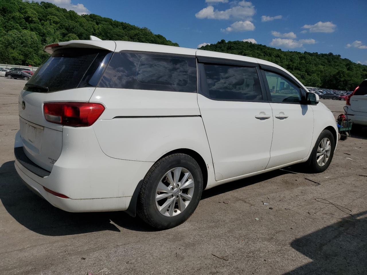 KNDMA5C12H6256312 2017 Kia Sedona L