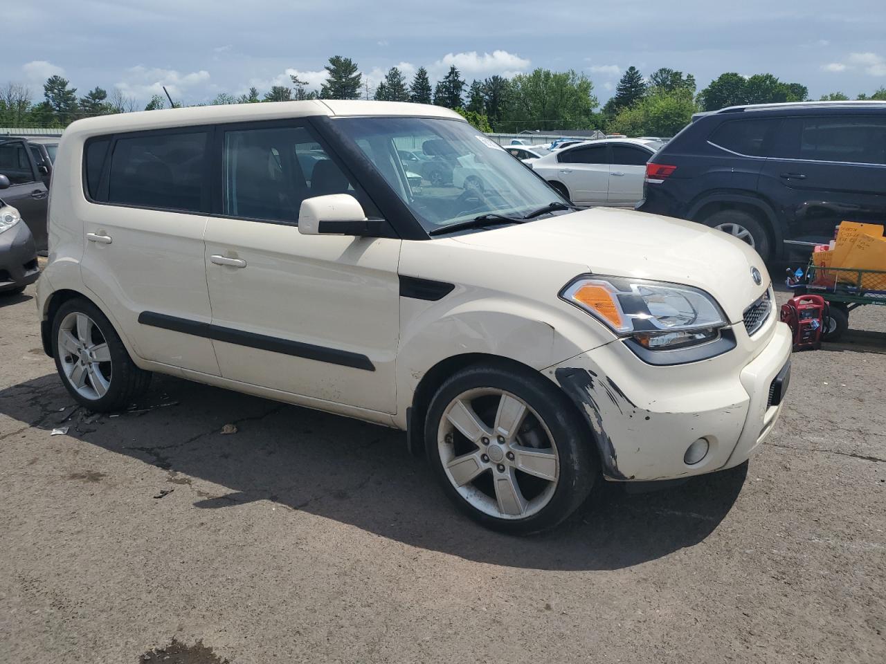 KNDJT2A26B7730240 2011 Kia Soul +