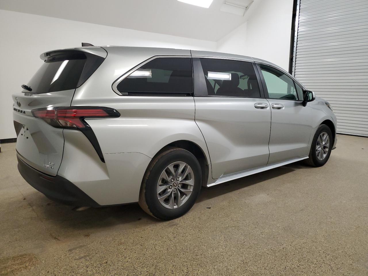 2022 Toyota Sienna Le vin: 5TDKRKEC9NS078939