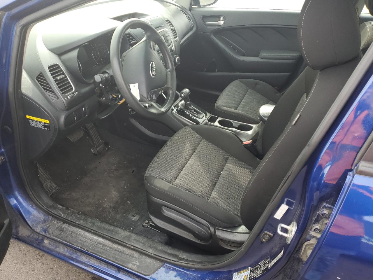 3KPFK4A7XHE156556 2017 Kia Forte Lx