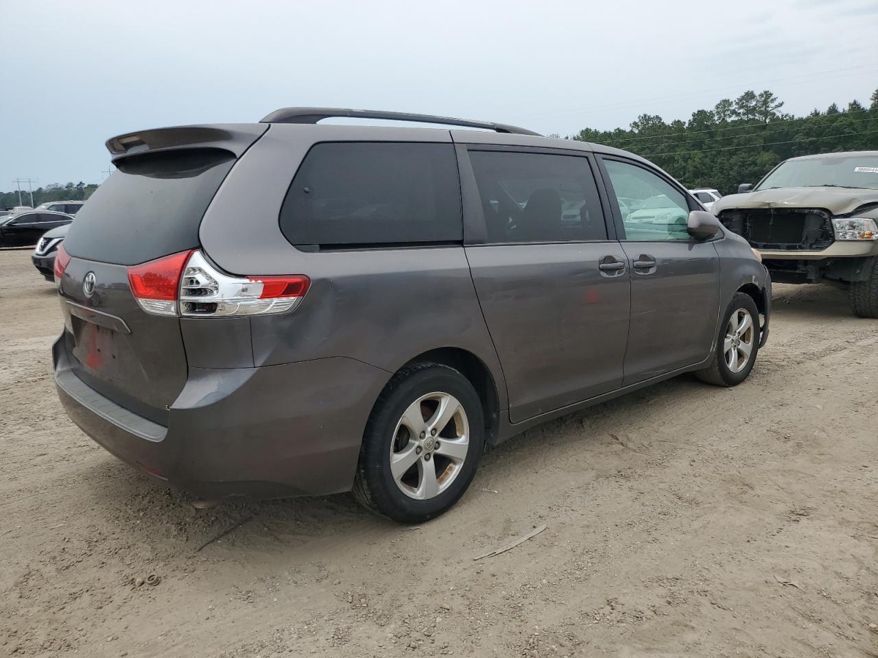 5TDKK3DC3DS378325 2013 Toyota Sienna Le