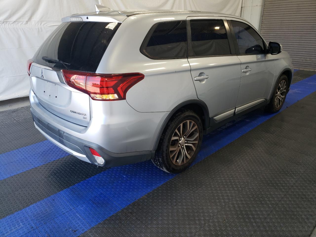 JA4AD3A37HZ057770 2017 Mitsubishi Outlander Se