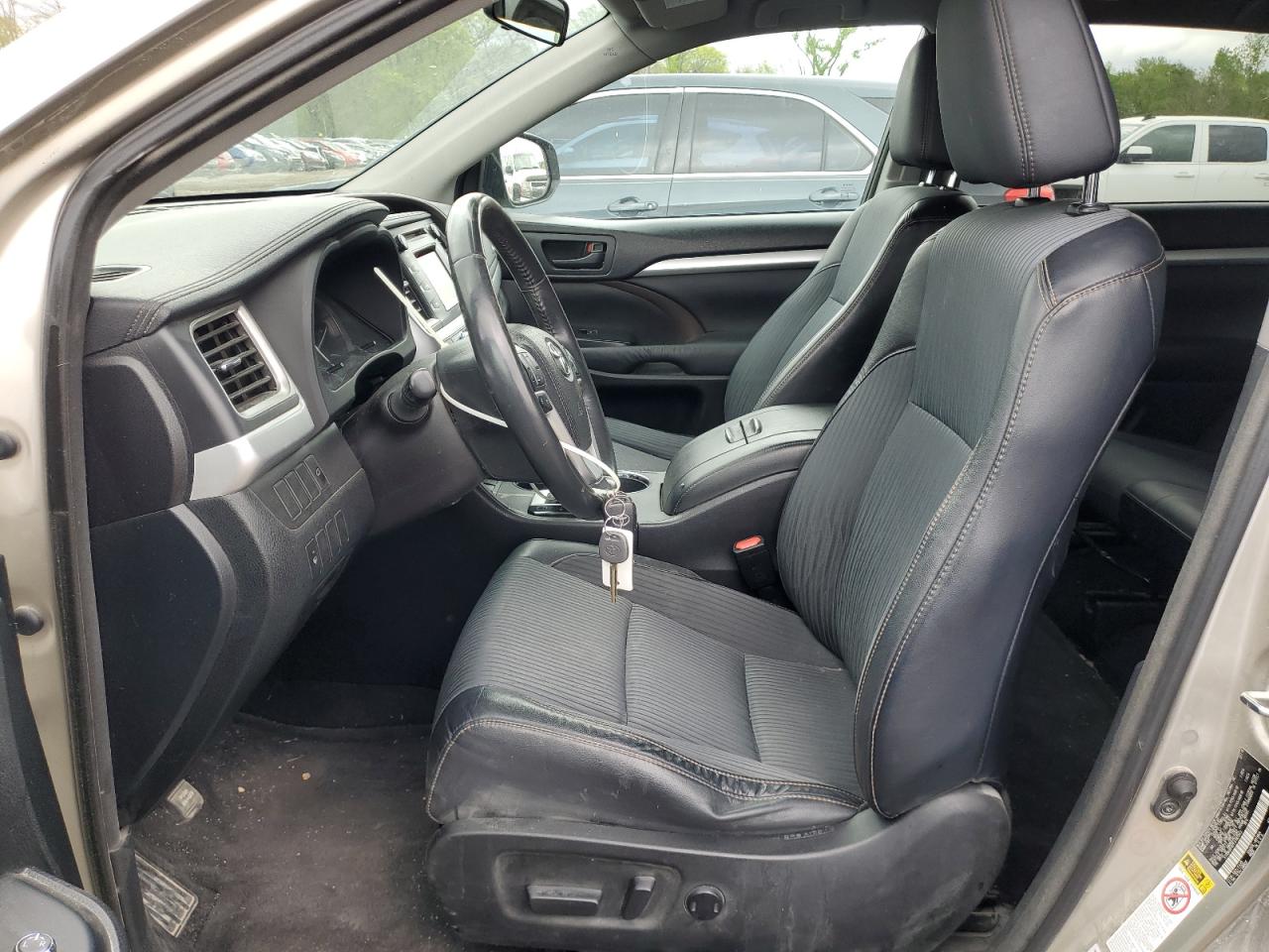 5TDBKRFH7FS187943 2015 Toyota Highlander Le