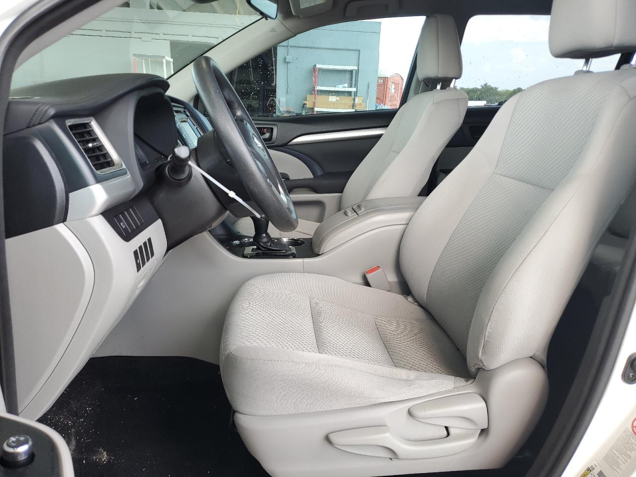 5TDZARFH7HS031521 2017 Toyota Highlander Le