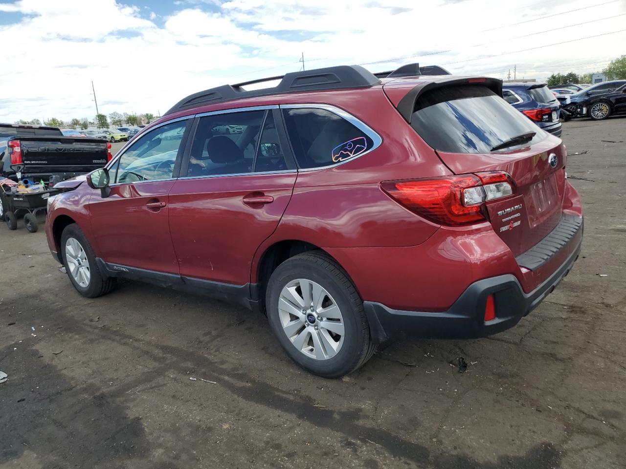 4S4BSADC9J3353555 2018 Subaru Outback 2.5I Premium