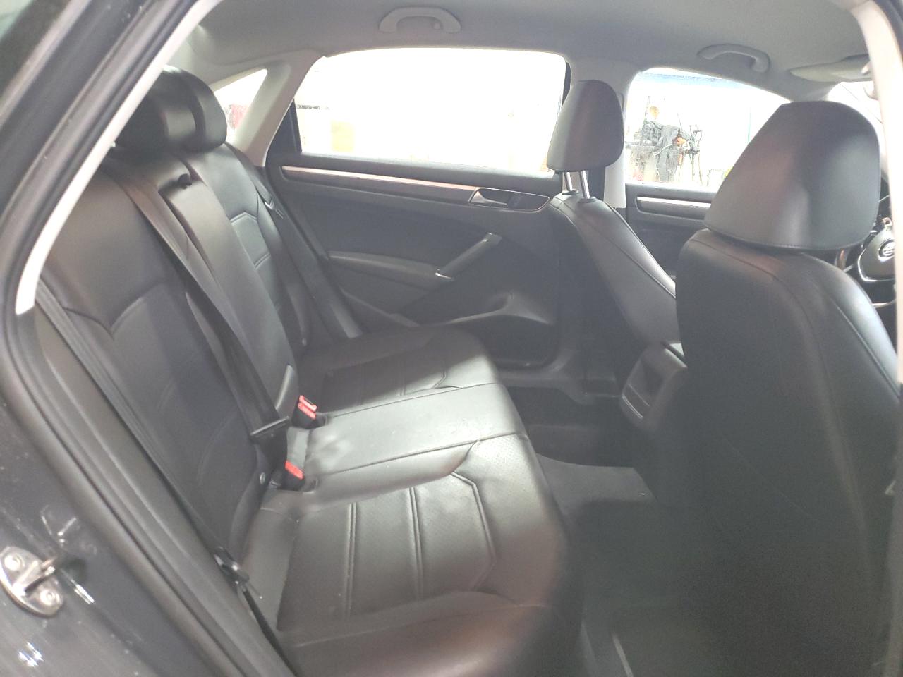 1VWDT7A34HC039532 2017 Volkswagen Passat R-Line