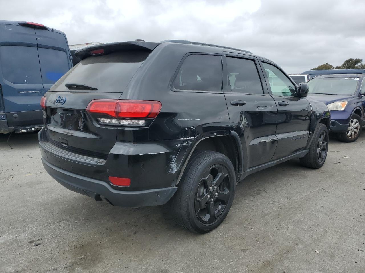 1C4RJFAG7JC483635 2018 Jeep Grand Cherokee Laredo