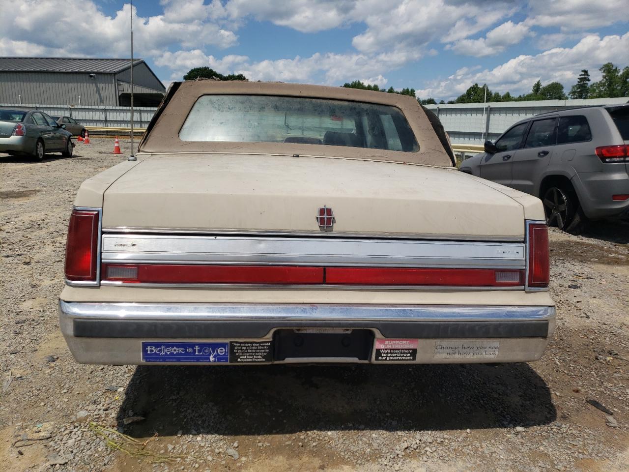 1LNBM82F9JY665670 1988 Lincoln Town Car Signature