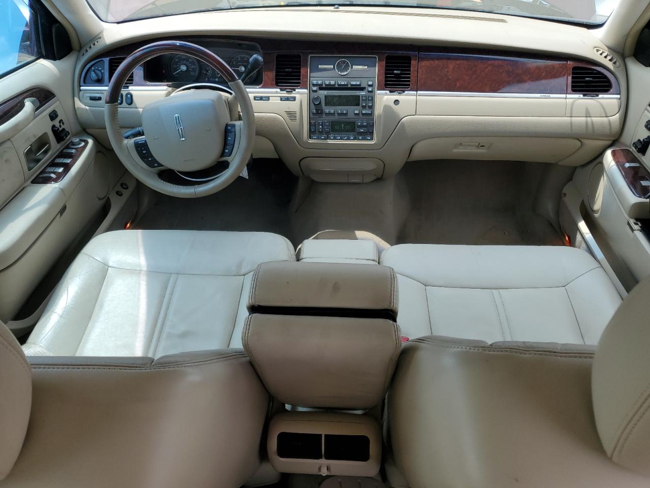 2LNBL8CV4AX605871 2010 Lincoln Town Car Signature Limited