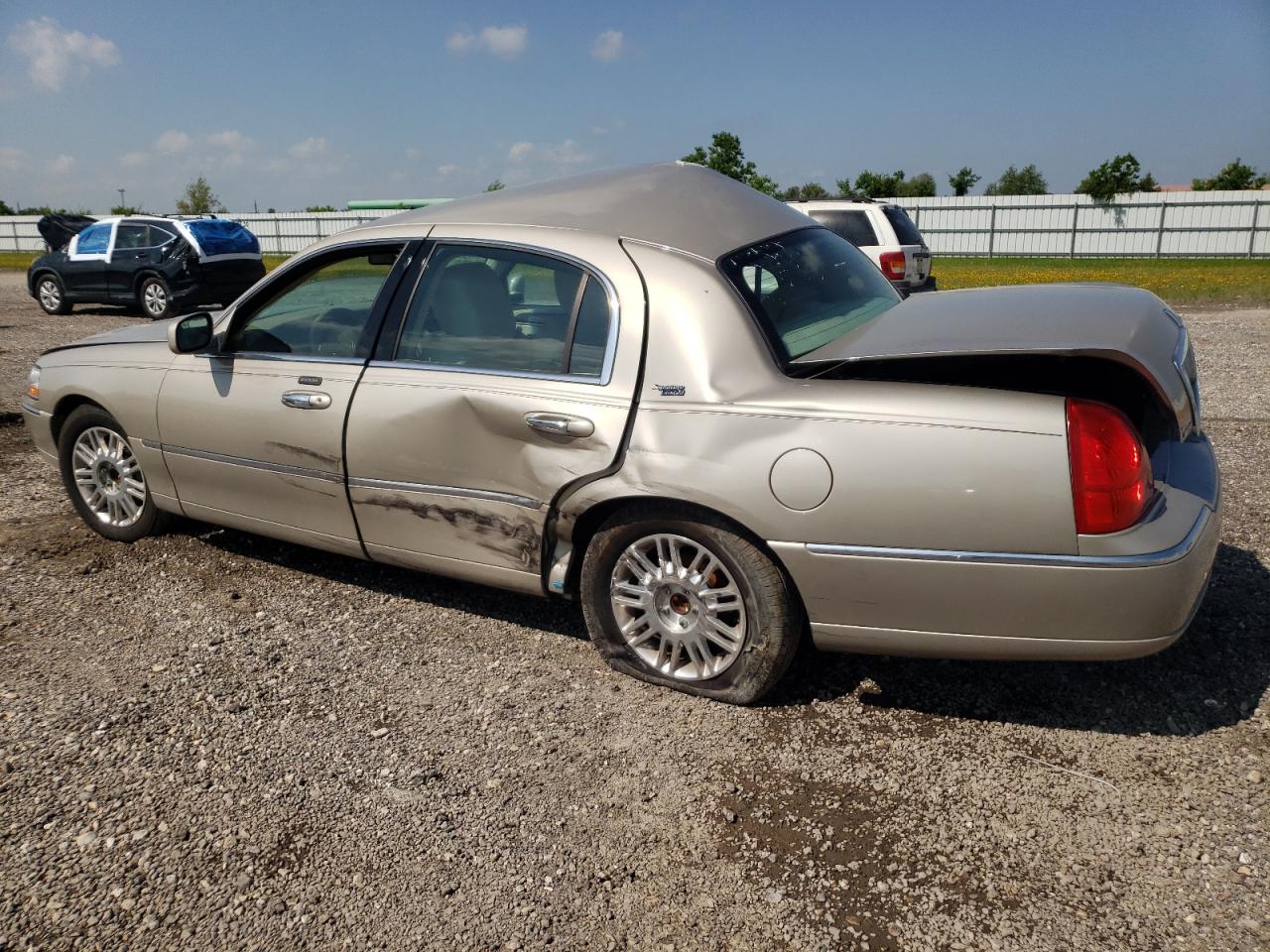 2LNBL8CV5BX766179 2011 Lincoln Town Car Signature Limited