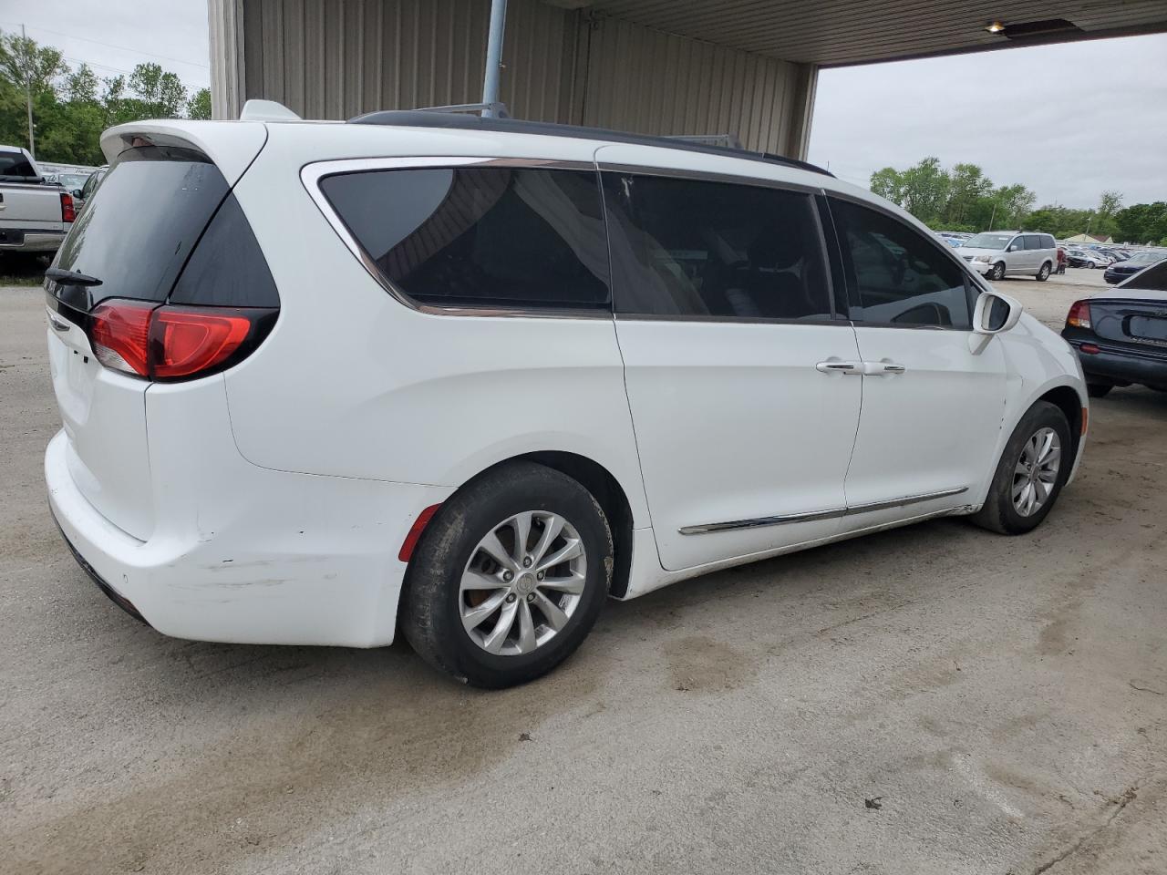 2017 Chrysler Pacifica Touring L vin: 2C4RC1BG2HR675946