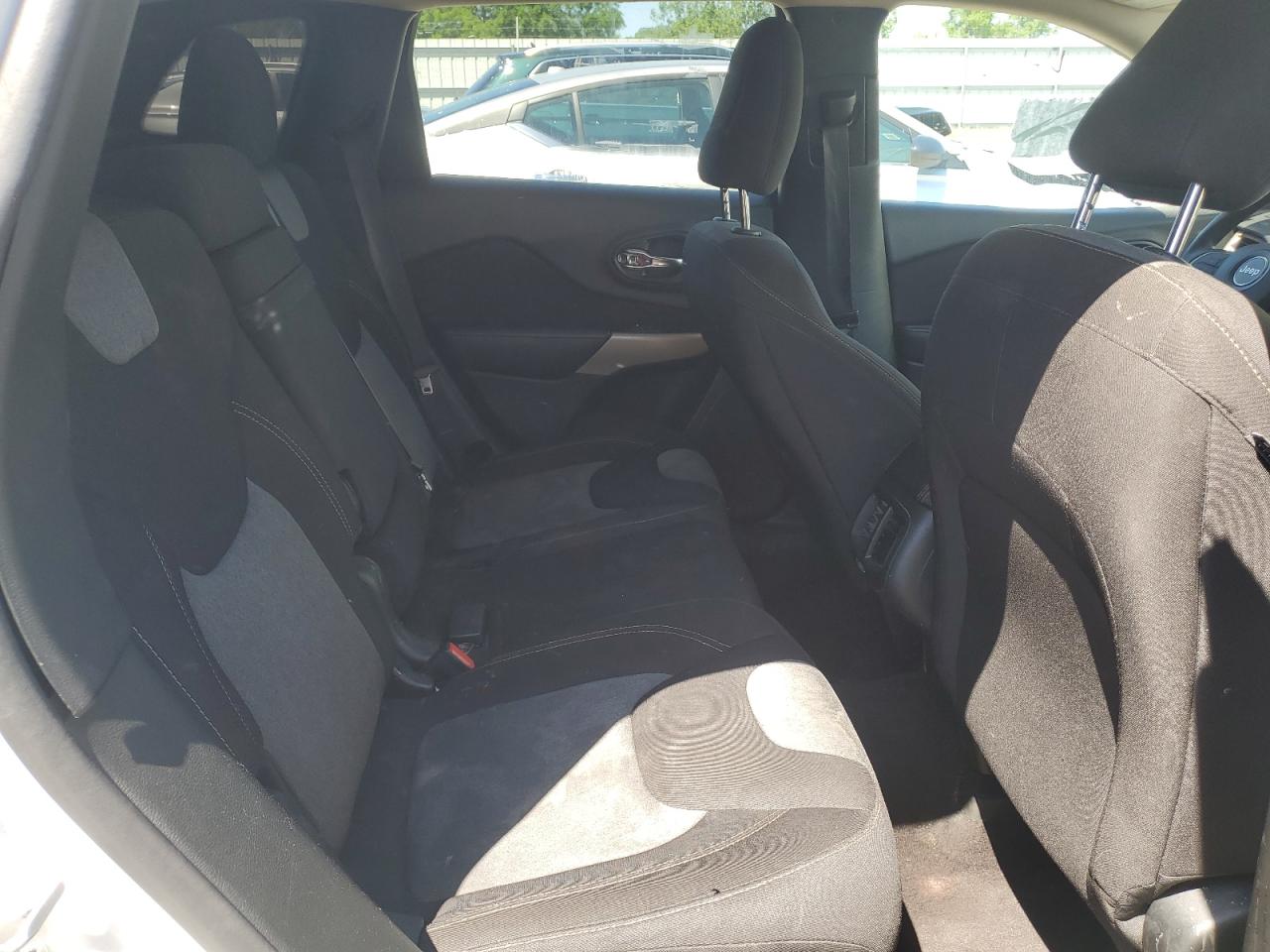 1C4PJLCB6JD503942 2018 Jeep Cherokee Latitude