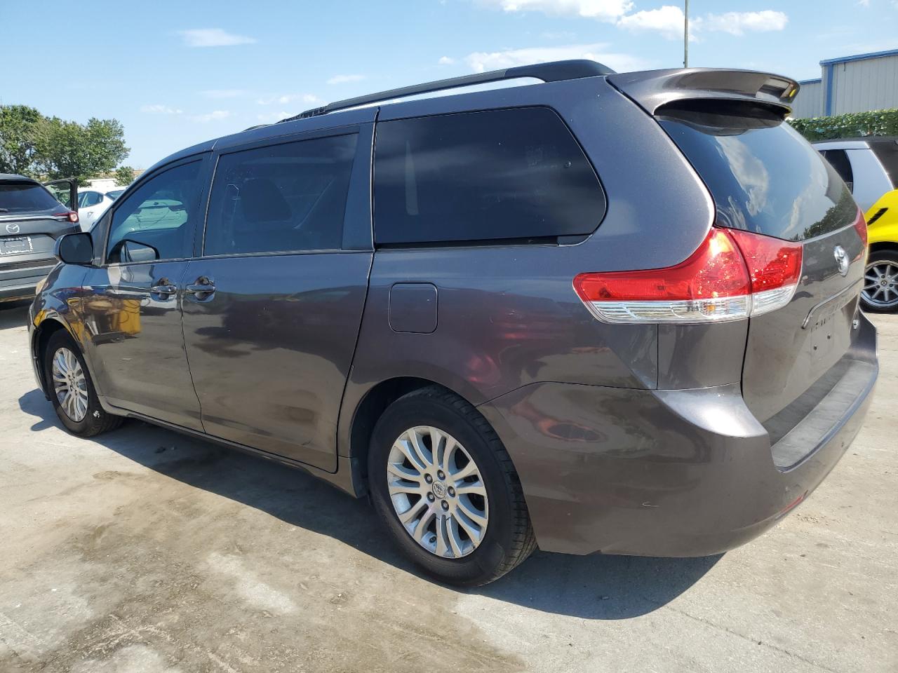 5TDYK3DC6BS072582 2011 Toyota Sienna Xle