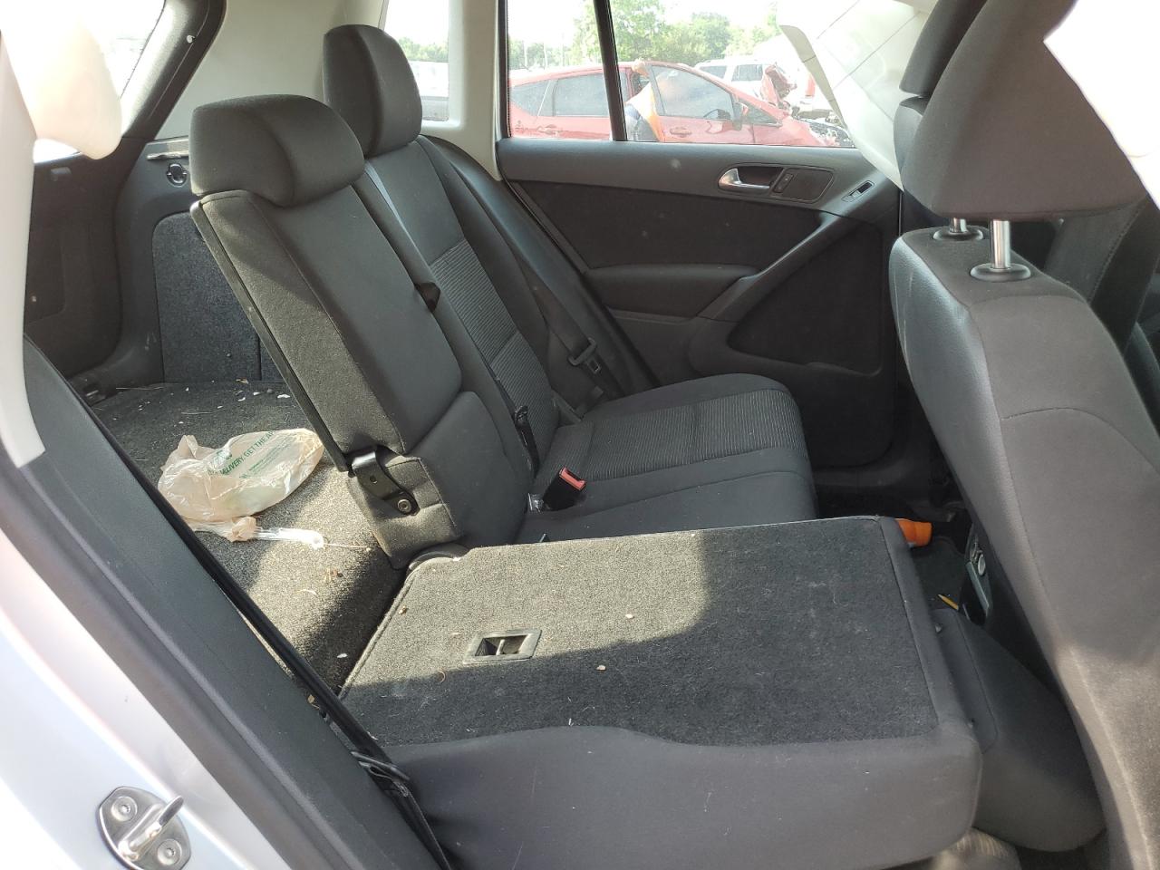 WVGBV7AX8JK003843 2018 Volkswagen Tiguan Limited