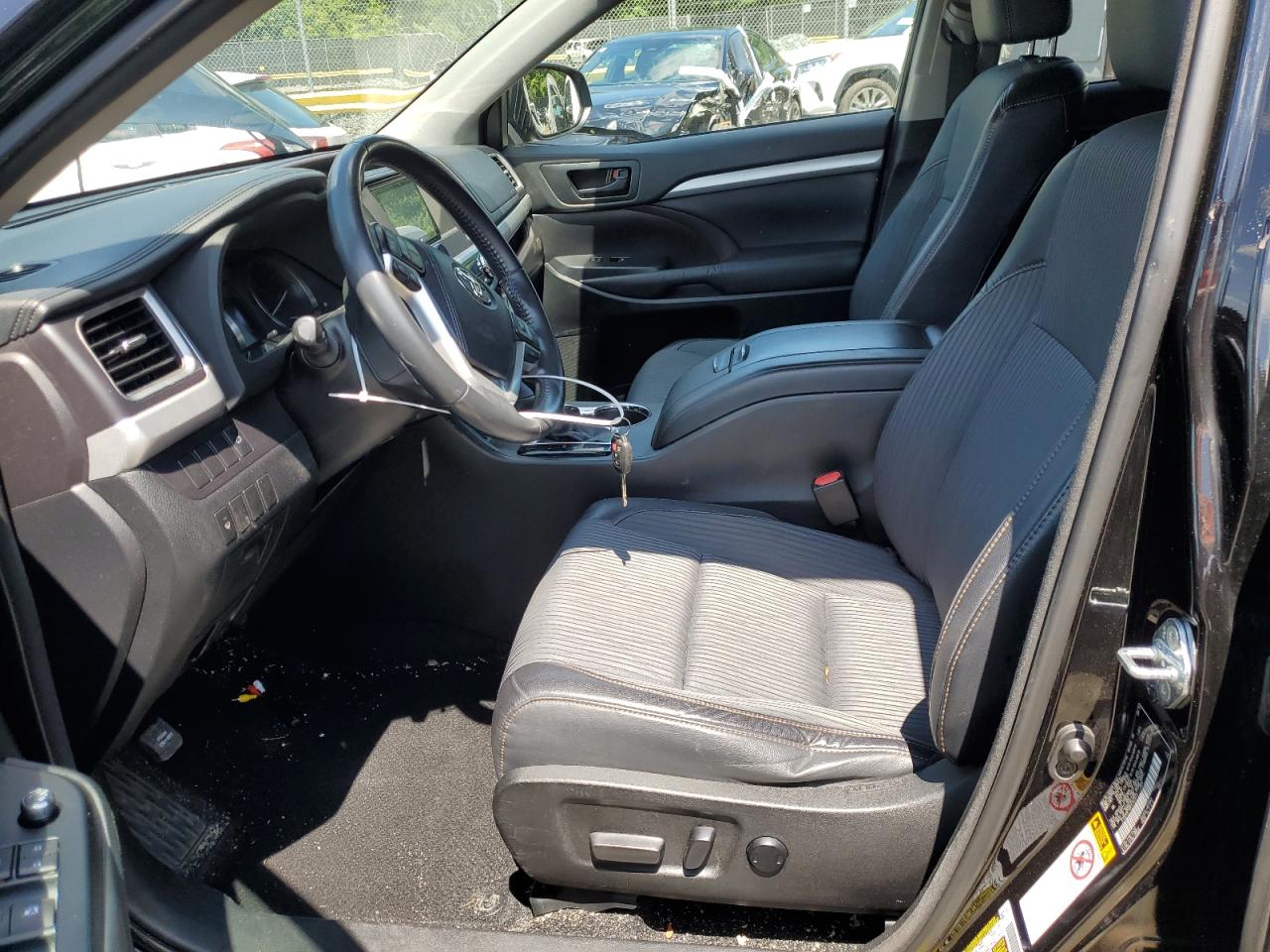 5TDZKRFH9FS107573 2015 Toyota Highlander Le