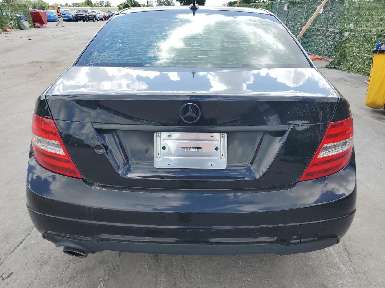 2014 Mercedes-Benz C 250 vin: WDDGF4HB5EG252440