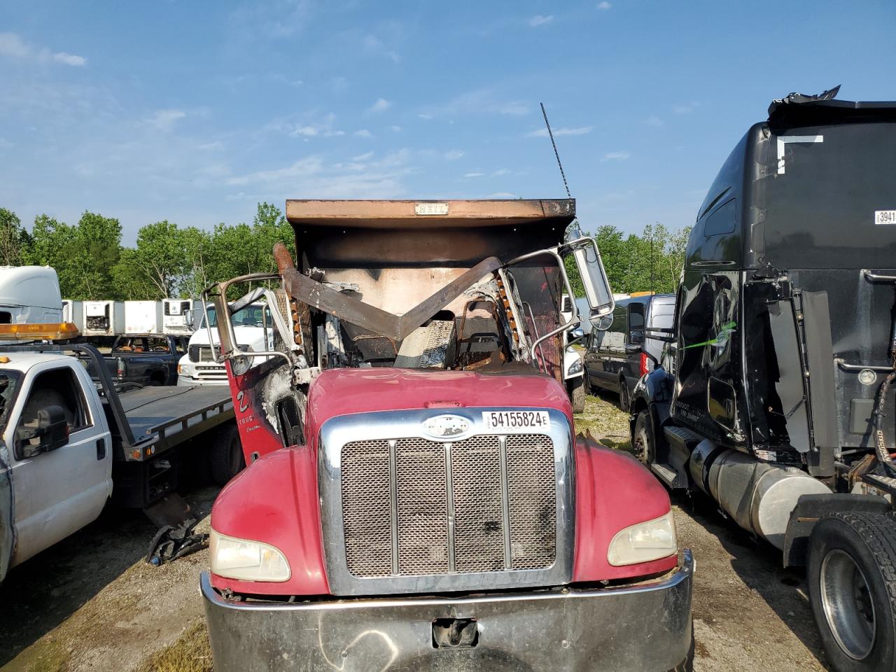 Lot #2935887828 2005 PETERBILT 335