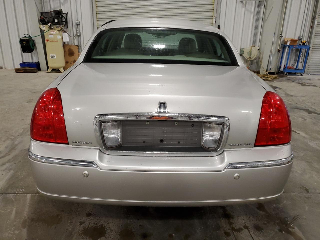 1LNHM81W04Y652094 2004 Lincoln Town Car Executive