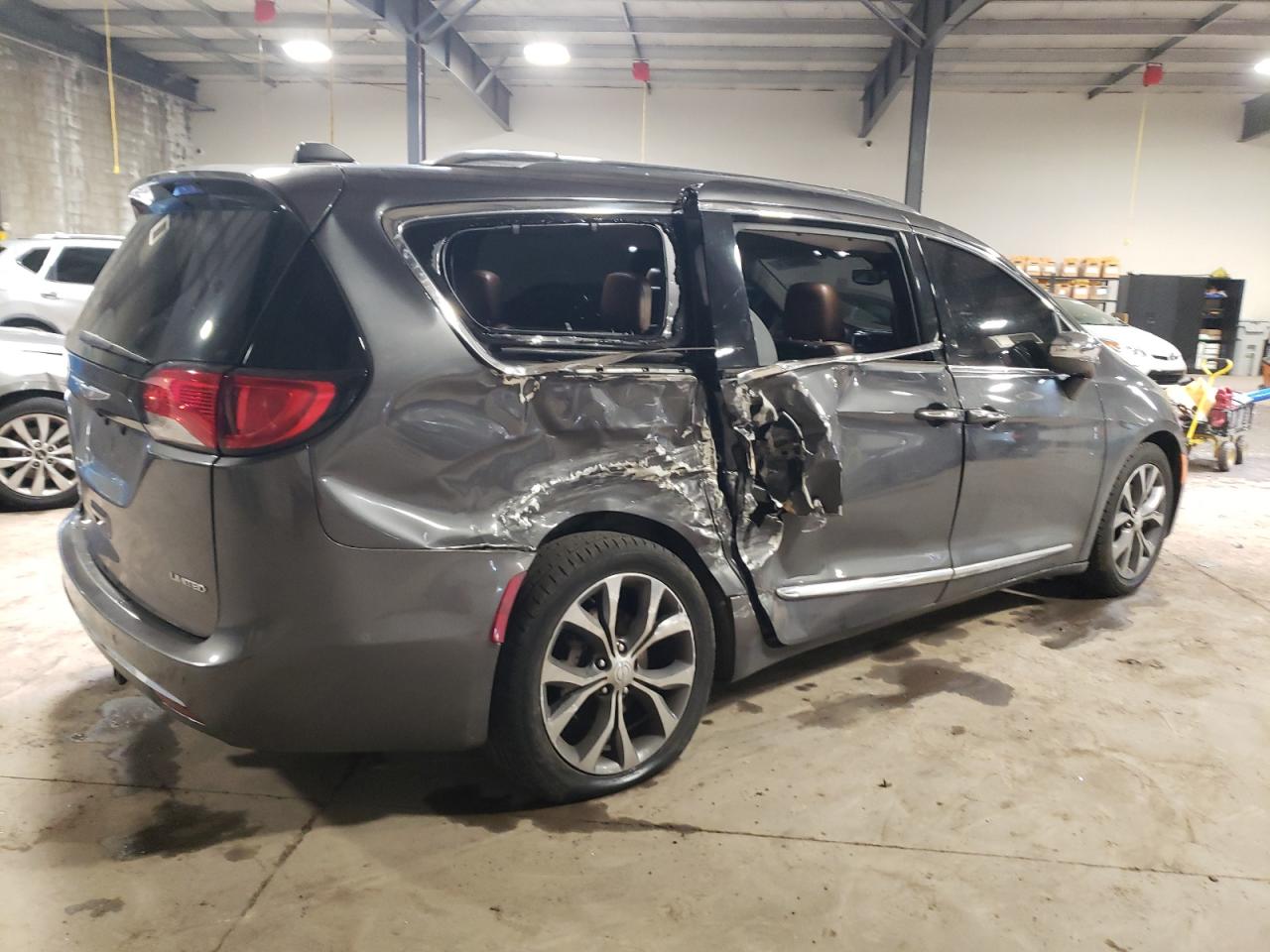 2017 Chrysler Pacifica Limited vin: 2C4RC1GG2HR805247