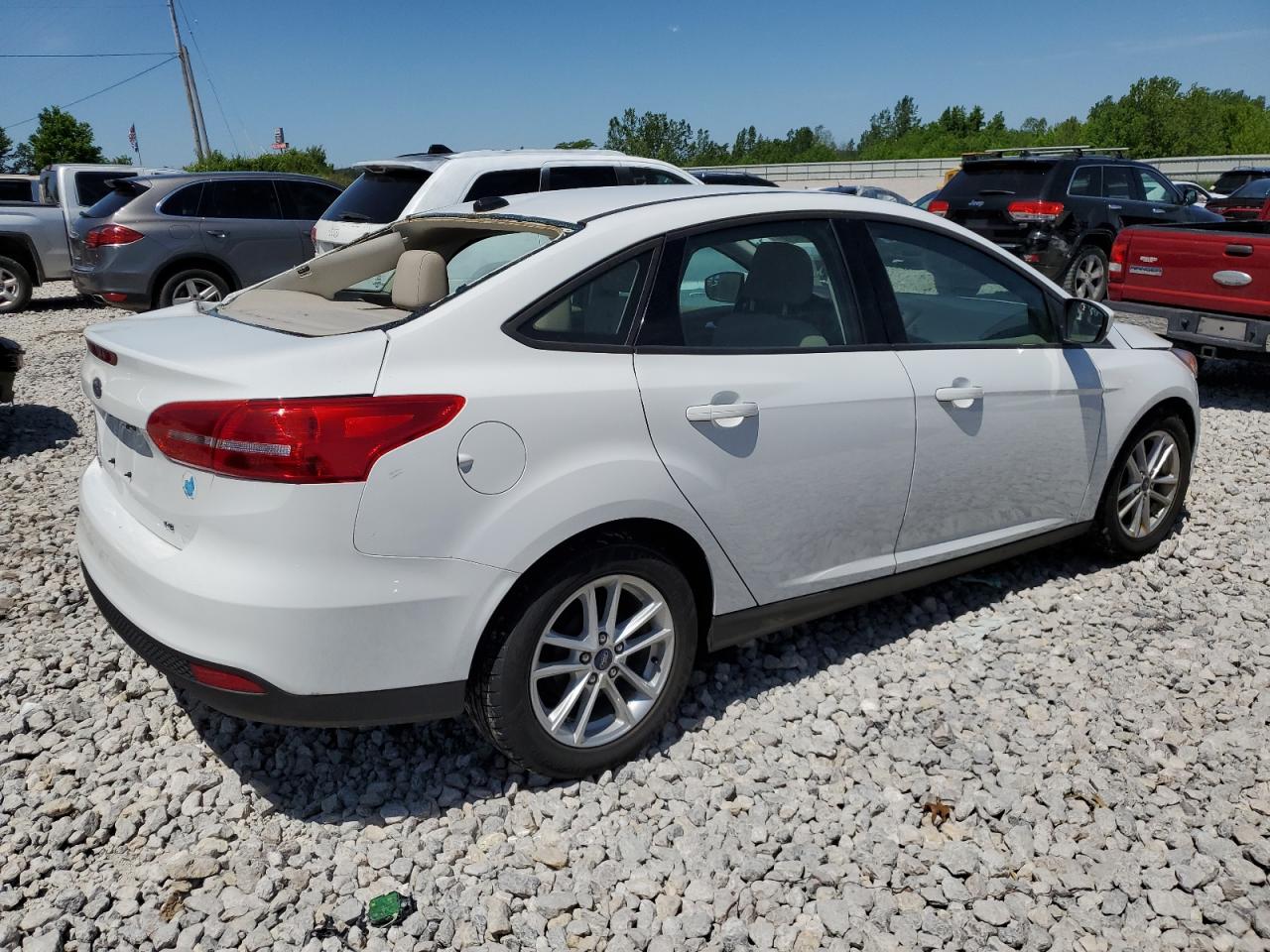 1FADP3F2XJL262363 2018 Ford Focus Se