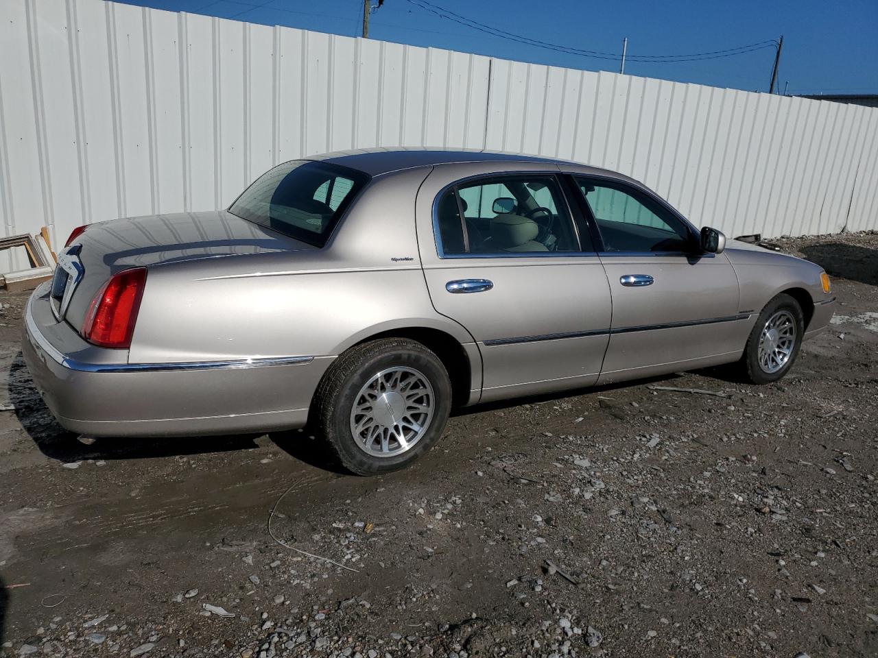 1LNHM82W81Y671616 2001 Lincoln Town Car Signature