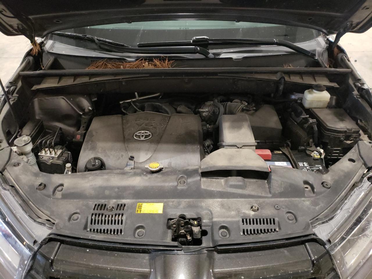 5TDJZRFH3HS425703 2017 Toyota Highlander Se