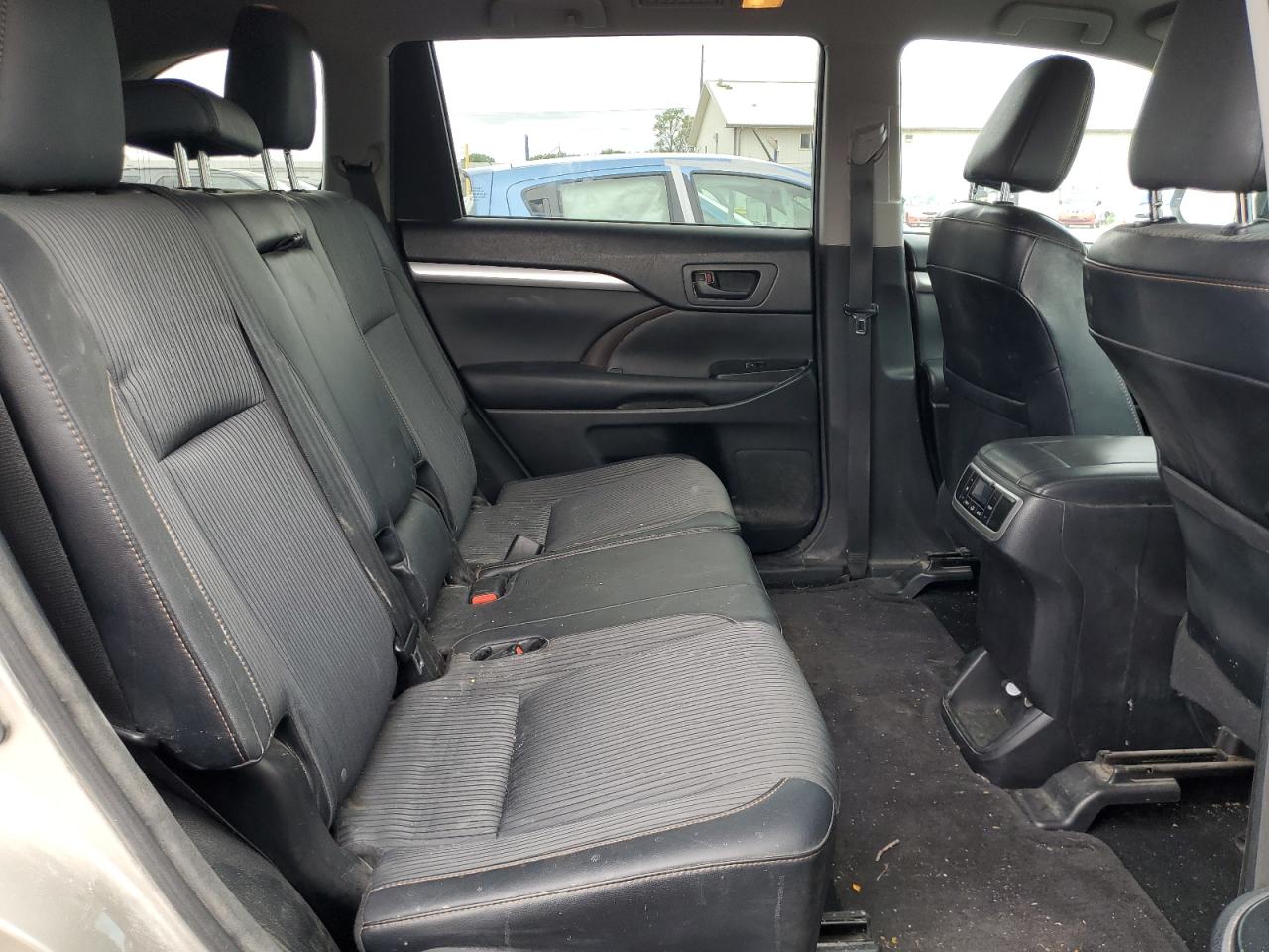 5TDBKRFH7FS187943 2015 Toyota Highlander Le