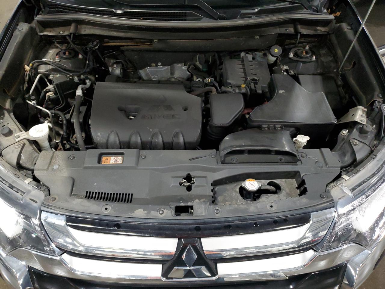 JA4AZ3A37JZ005787 2018 Mitsubishi Outlander Se