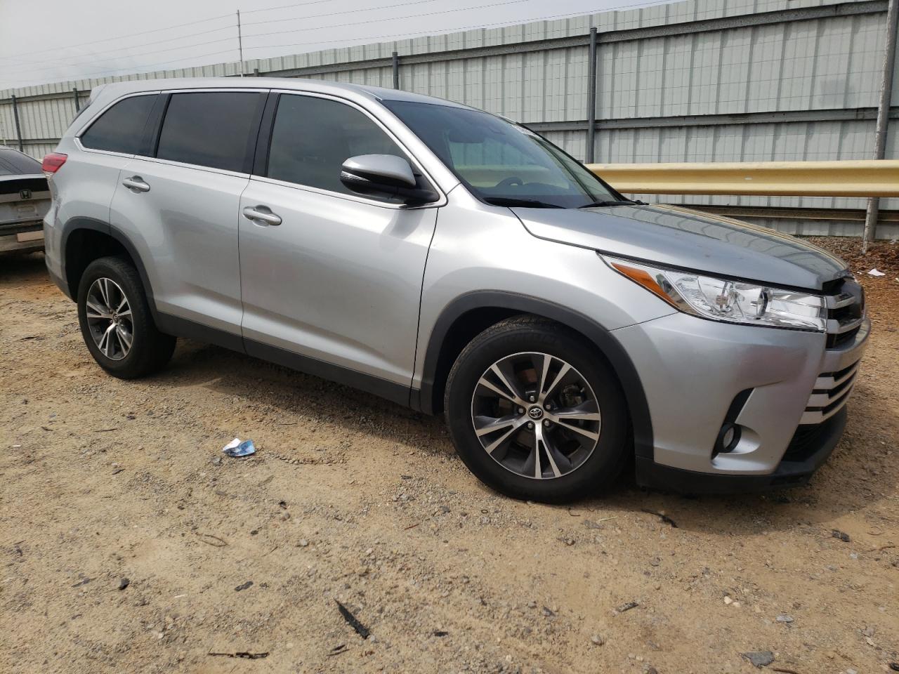 5TDZZRFH8KS350474 2019 Toyota Highlander Le