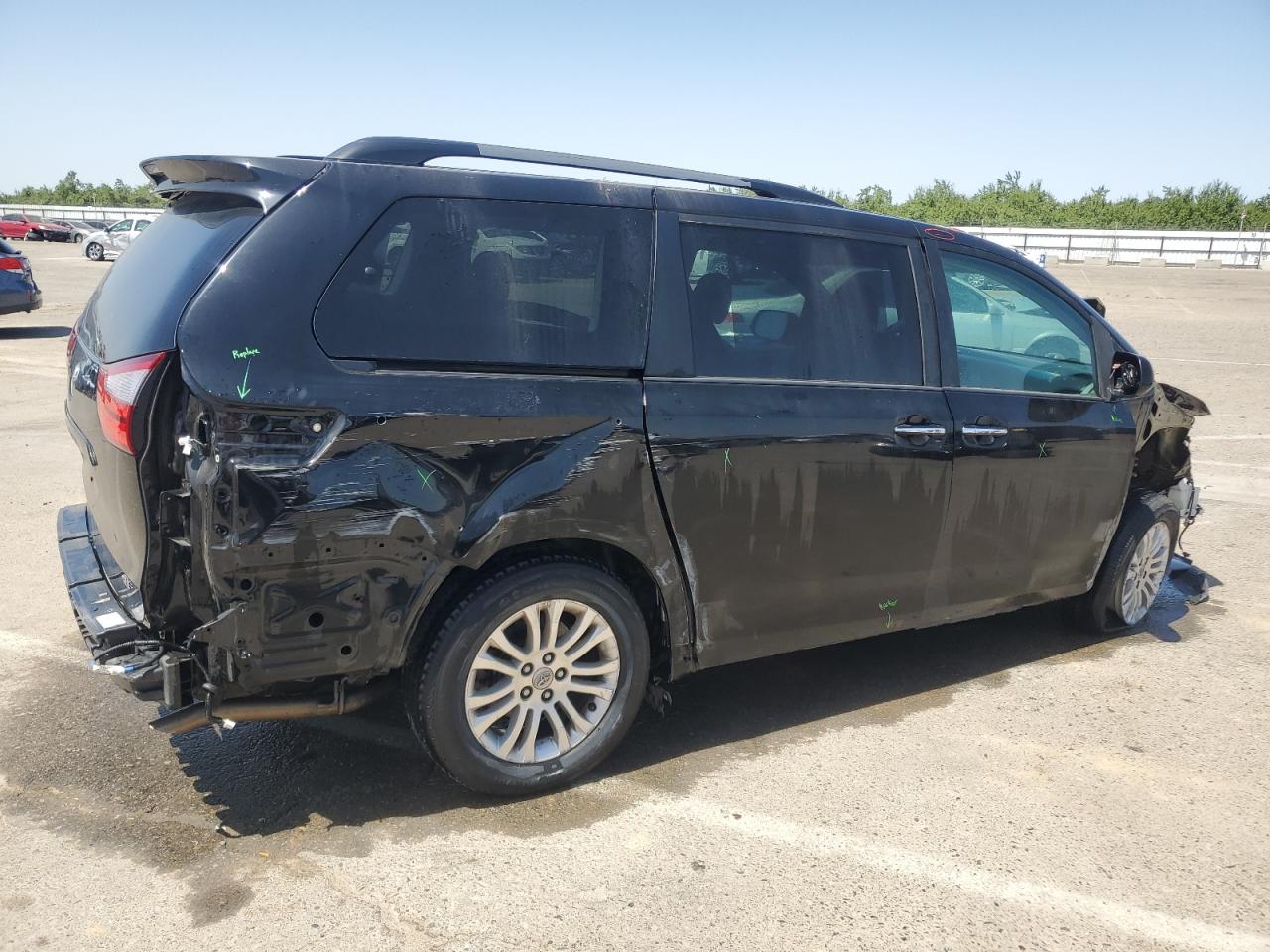 5TDYZ3DC2HS846895 2017 Toyota Sienna Xle