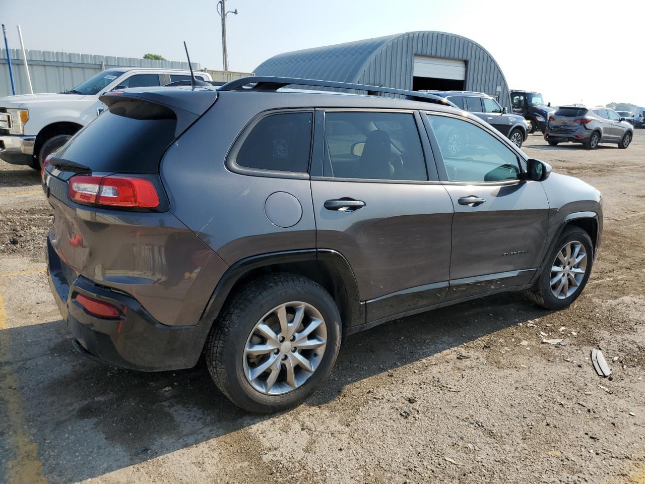 2018 Jeep Cherokee Latitude vin: 1C4PJMCB1JD604022