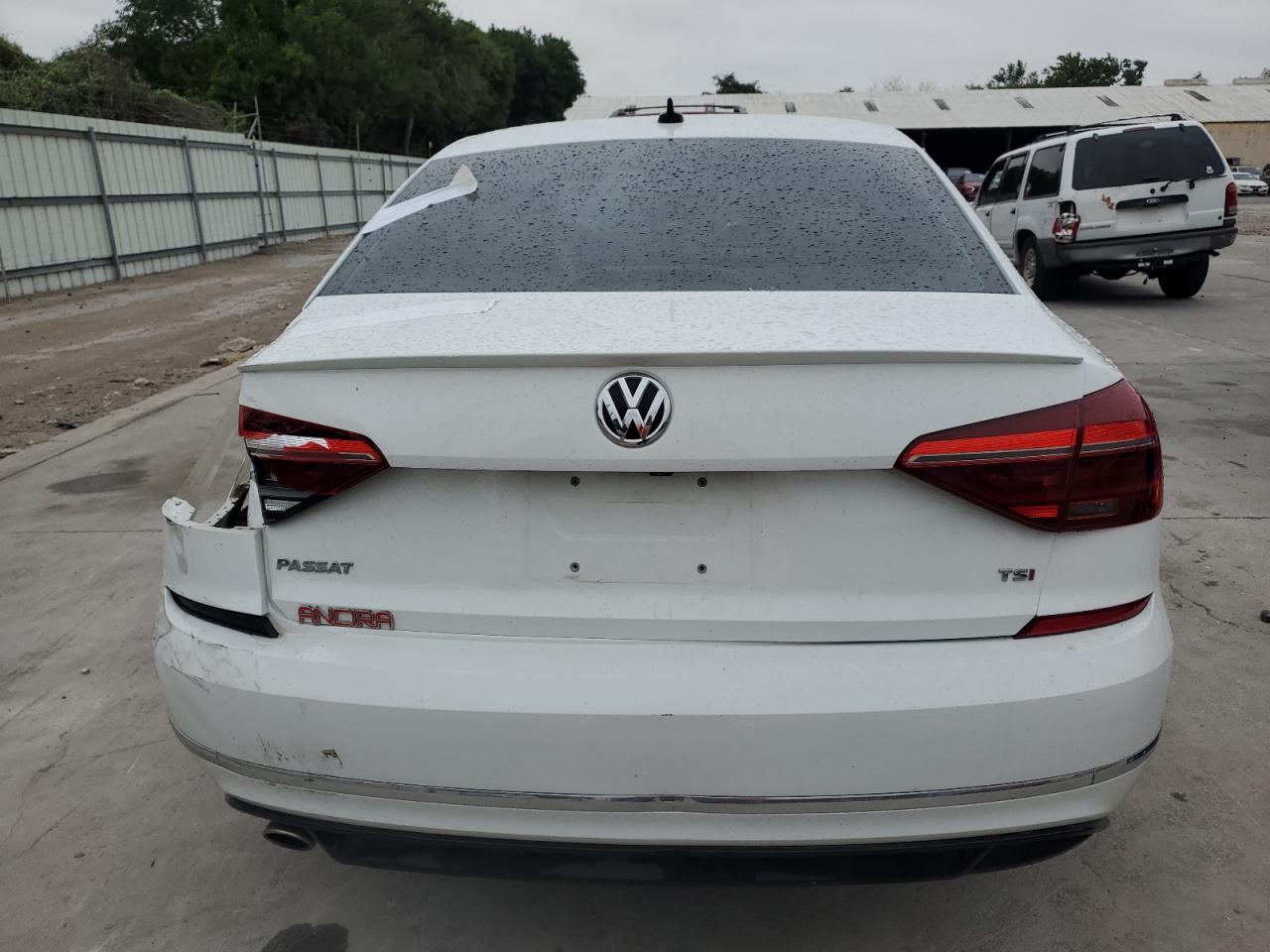 2018 Volkswagen Passat S vin: 1VWAA7A38JC014969