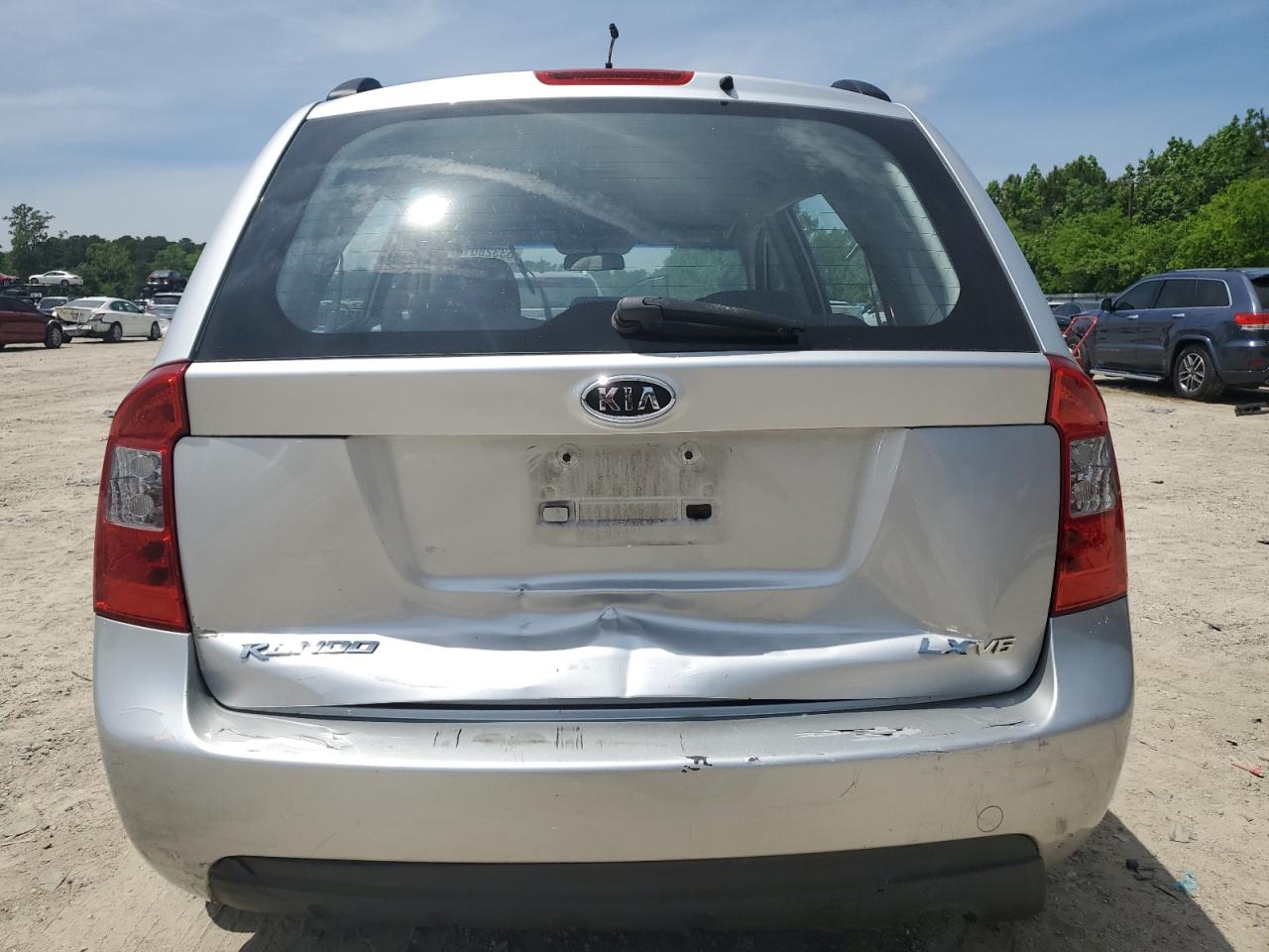 KNAFG526X87156552 2008 Kia Rondo Lx