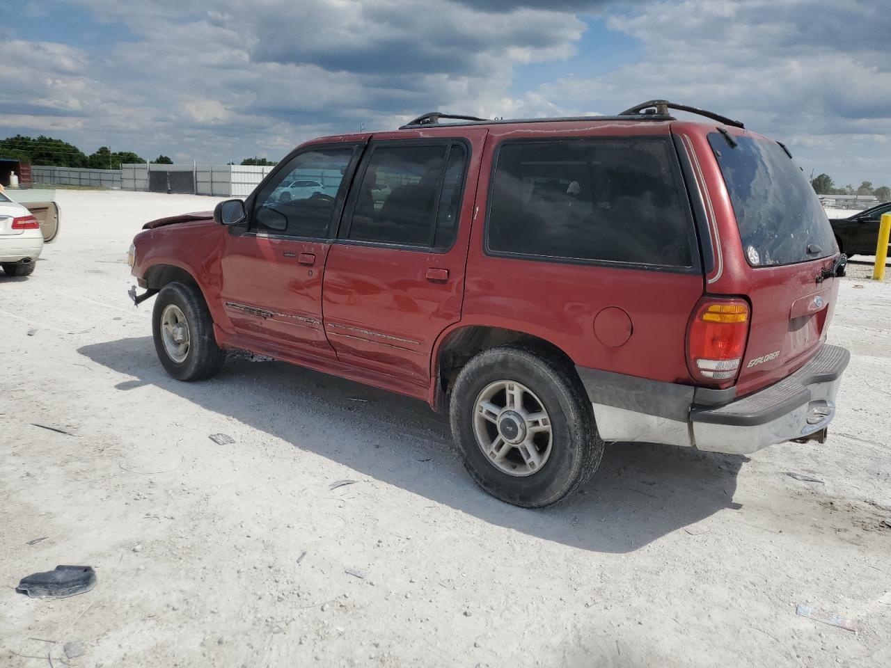 1FMZU63E4YUB67161 2000 Ford Explorer Xlt