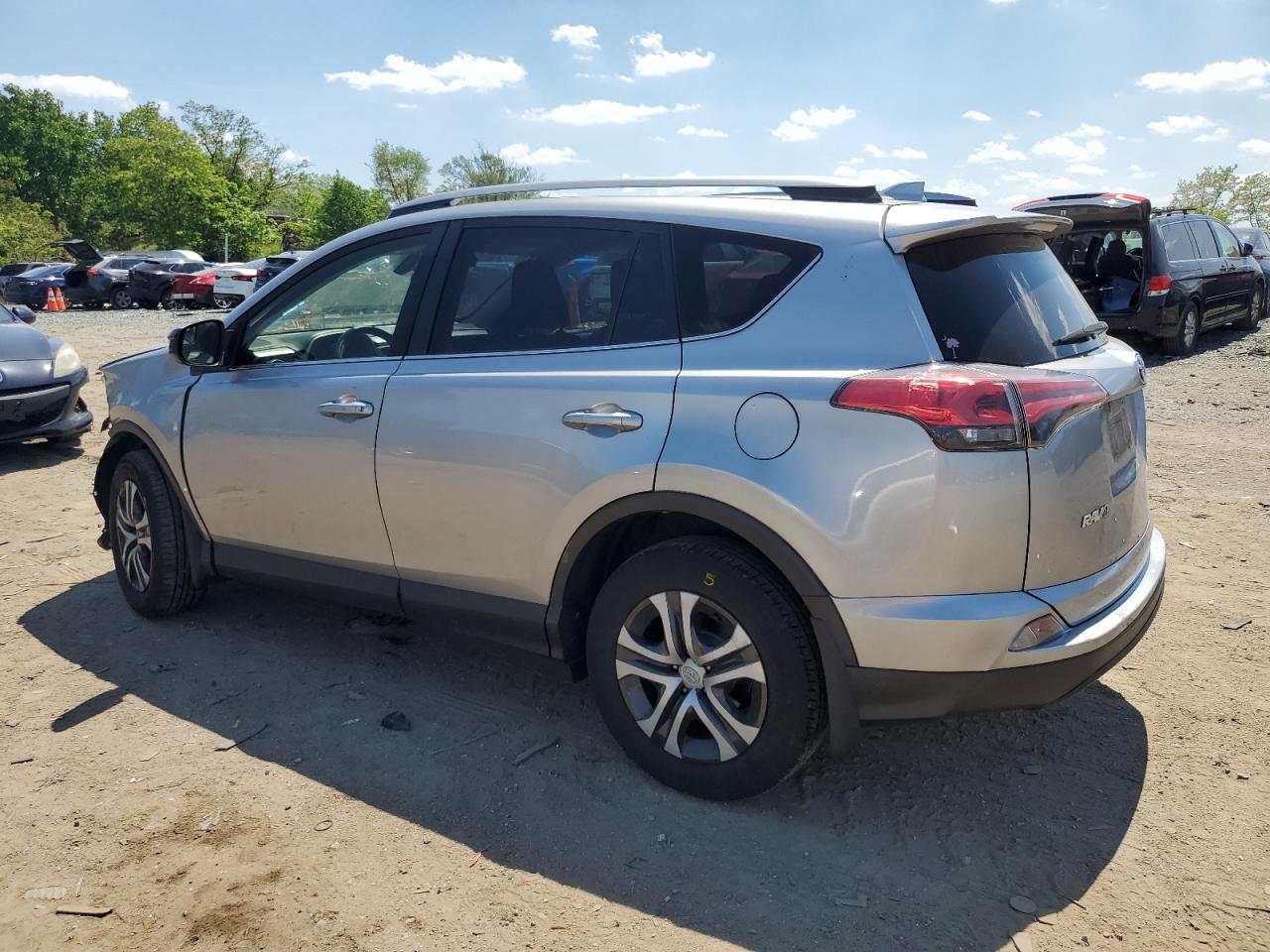 JTMBFREV8JJ200037 2018 Toyota Rav4 Le