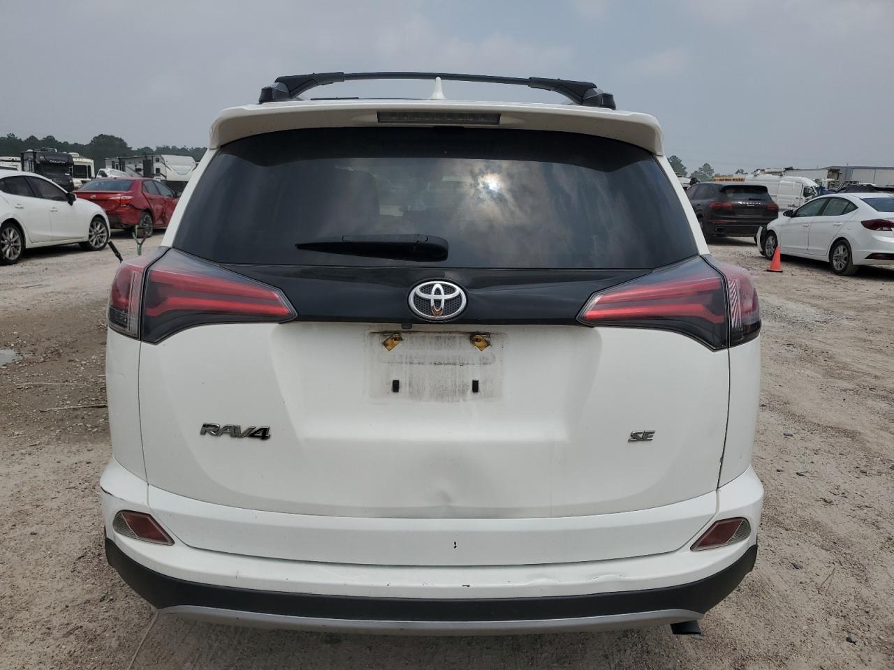 JTMNFREV3JJ730459 2018 Toyota Rav4 Se