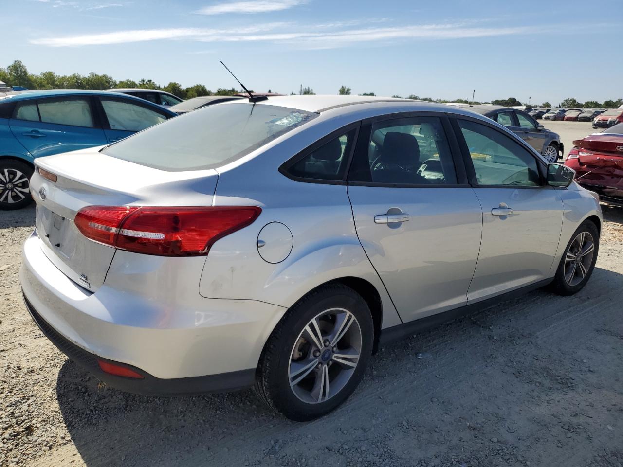 2018 Ford Focus Se vin: 1FADP3FE3JL223902