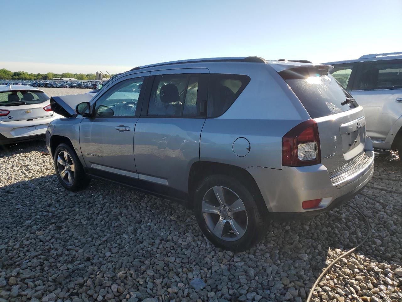 2017 Jeep Compass Latitude vin: 1C4NJDEB8HD126535