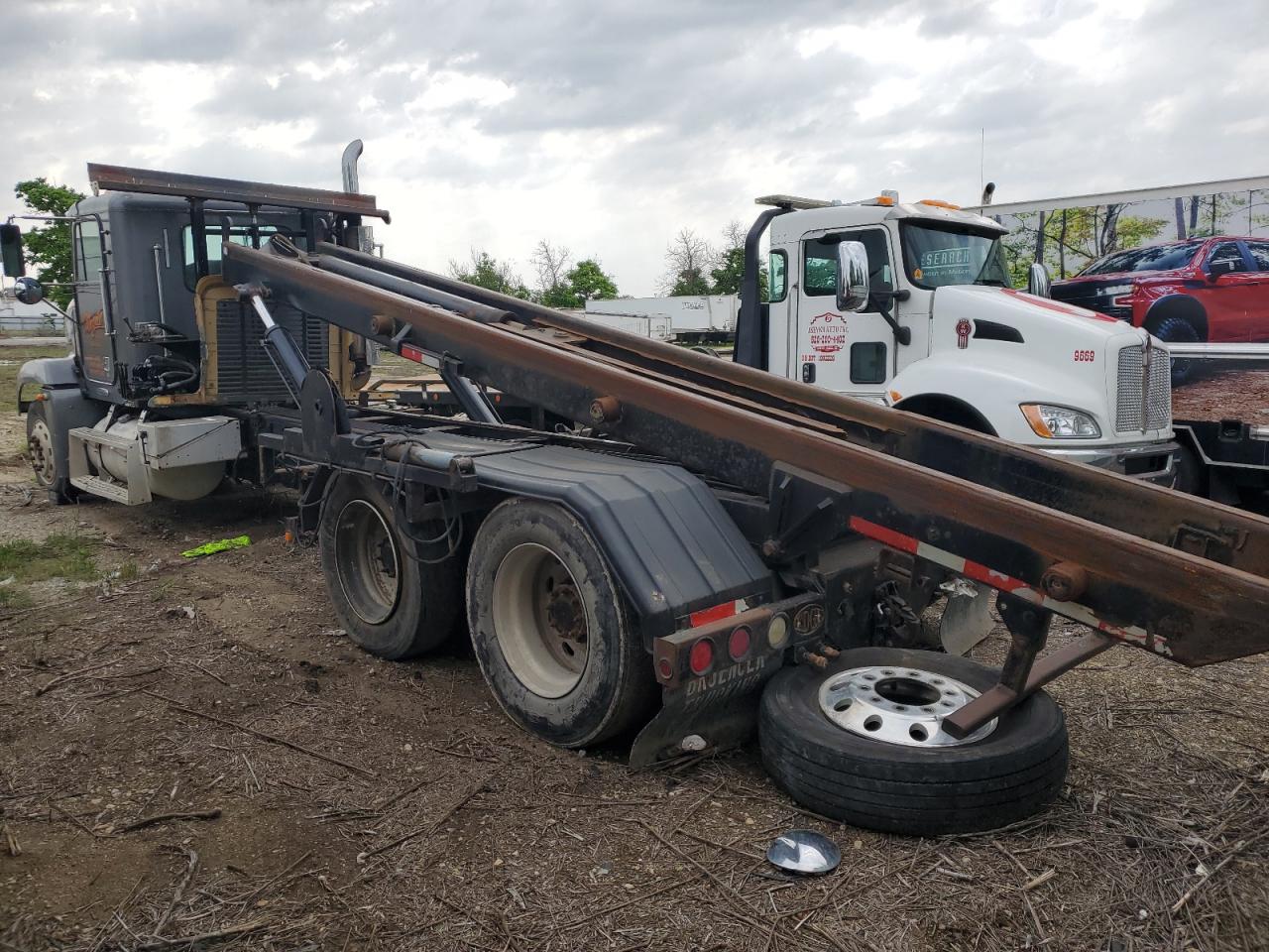 Lot #2558292038 2001 FREIGHTLINER CONVENTION