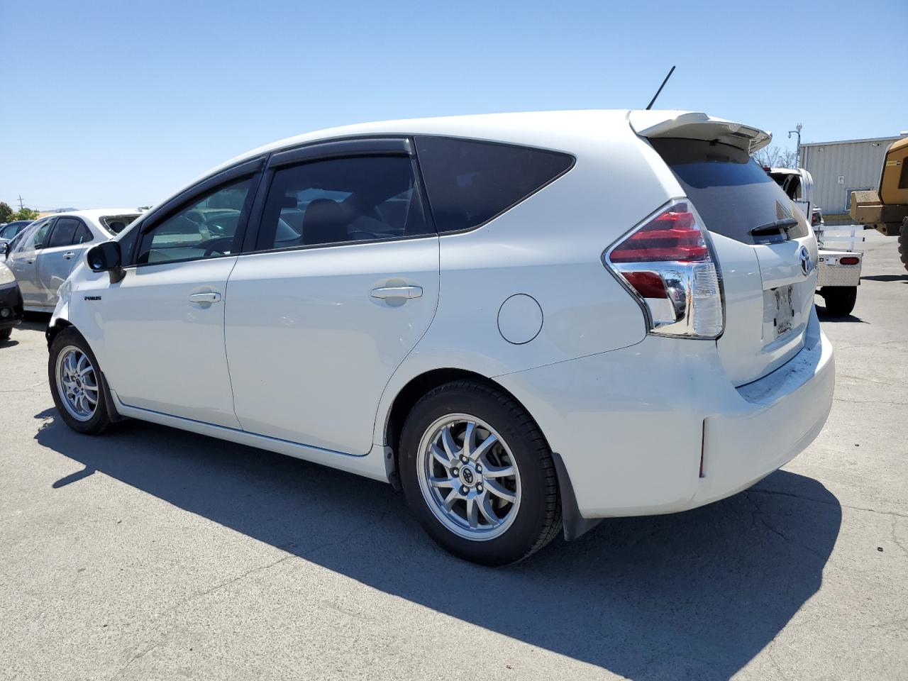 JTDZN3EU8HJ073581 2017 Toyota Prius V