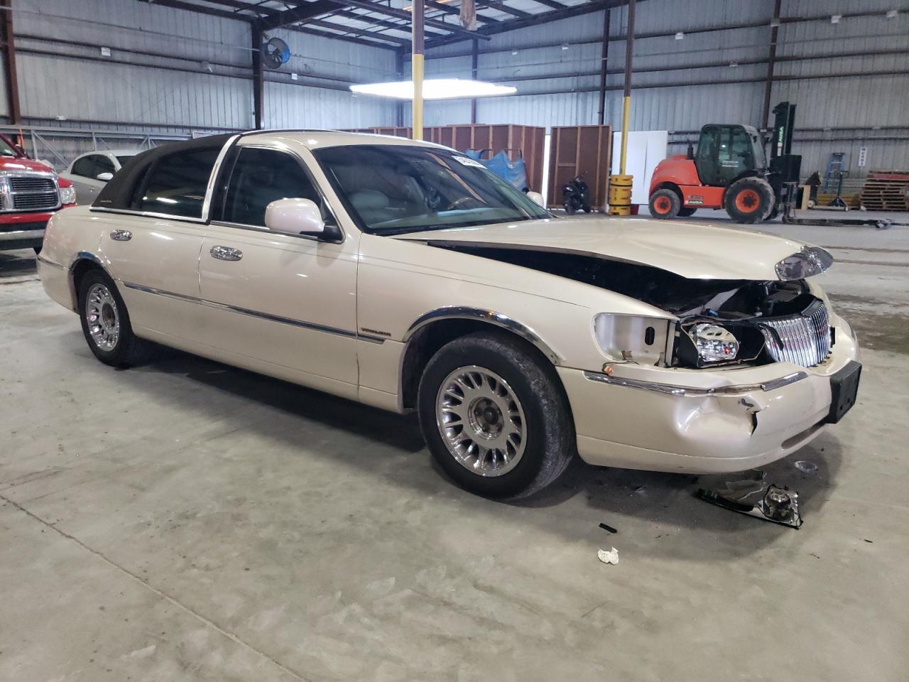 1LNHM83W1YY824460 2000 Lincoln Town Car Cartier