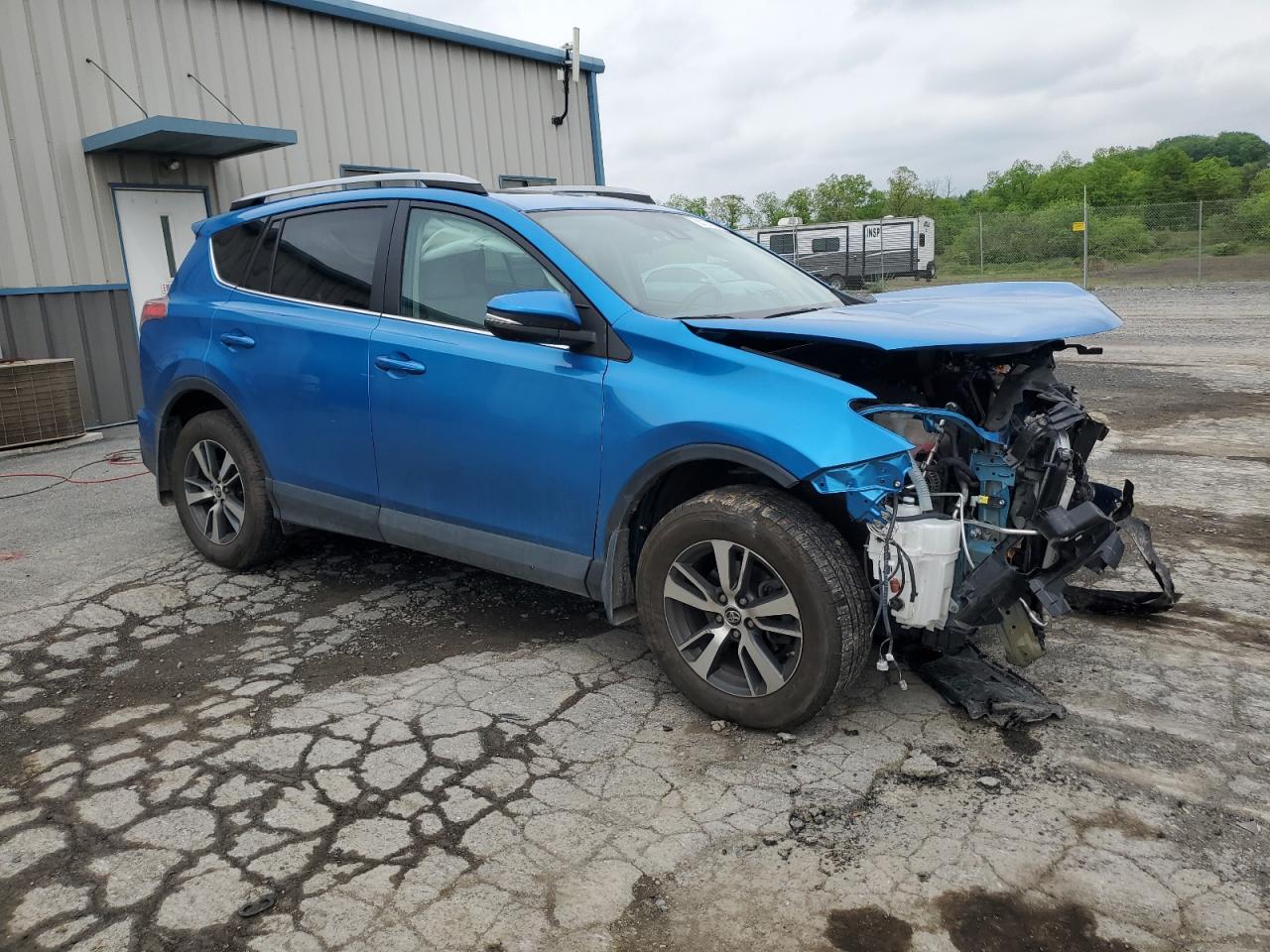 2T3RFREV6HW677284 2017 Toyota Rav4 Xle