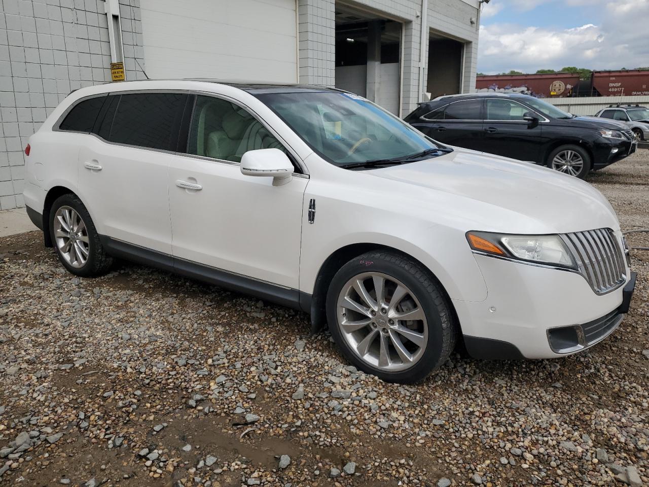 2LMHJ5ATXBBJ55078 2011 Lincoln Mkt