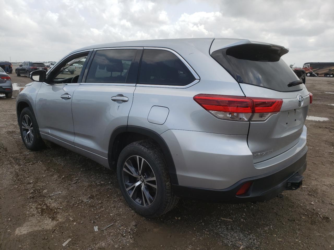 5TDZARFHXHS032291 2017 Toyota Highlander Le