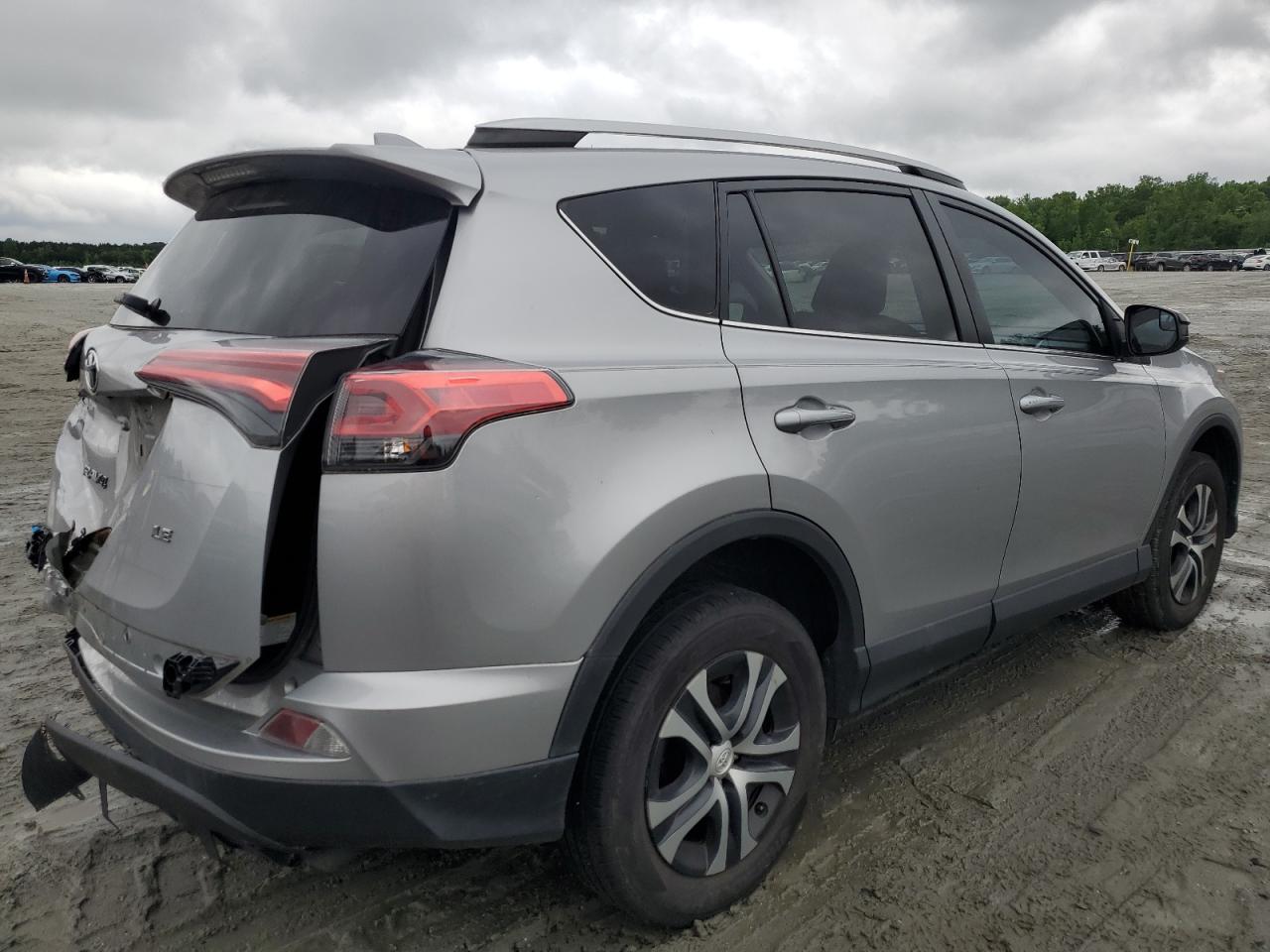 2T3ZFREV1GW239075 2016 Toyota Rav4 Le