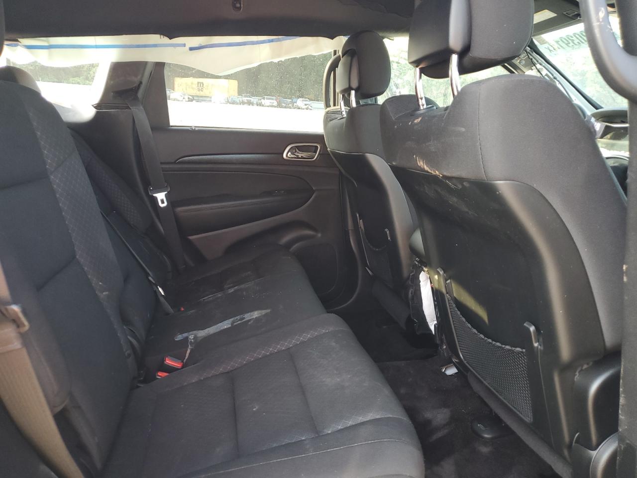 1C4RJFAG5JC411798 2018 Jeep Grand Cherokee Laredo